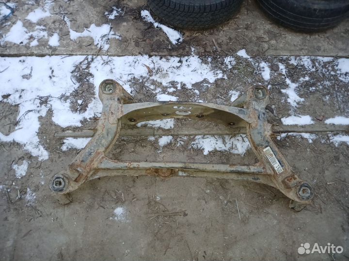 Задний подрамник W124