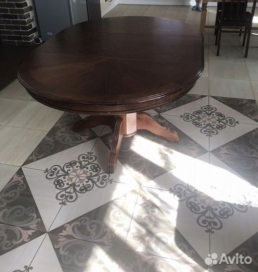 Стол из дерева Гивея