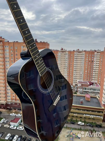 Акустическая полноразмерная гитара