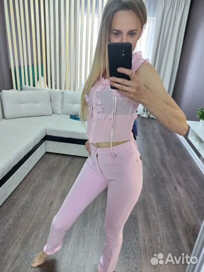 Джинсы, юбка, блузка розовые