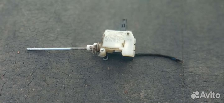 1M0959781A активатор лючка бензобака Октавия А5