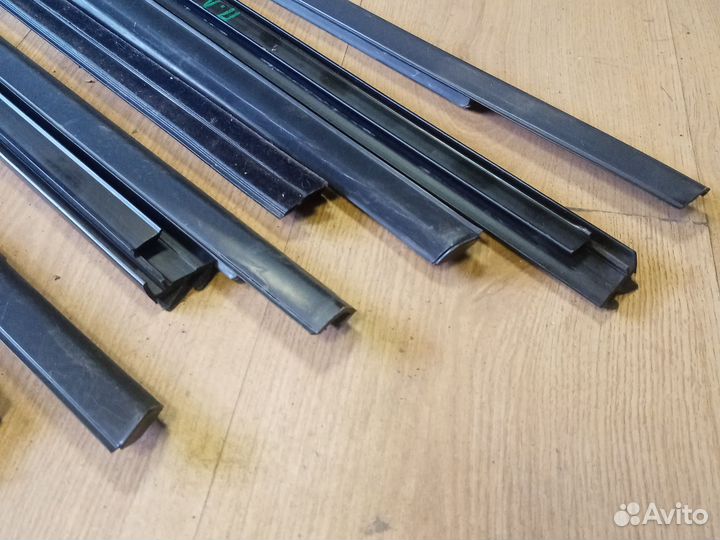 Молдинг стекла. Бархотка Mitsubishi Outlander 1