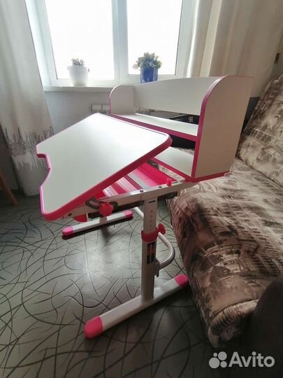 Детский письменный стол и стул