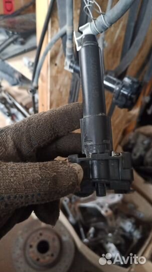 Форсунка омывателя фары левой toyota camry V50 (20