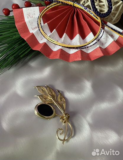 Винтажная Брошь с чёрным кораллом