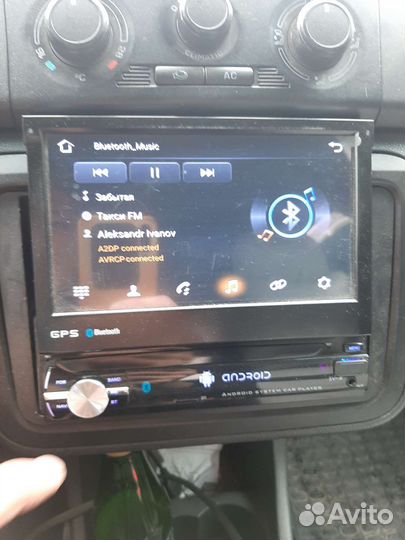 Автомагнитола с выдвижным экраном