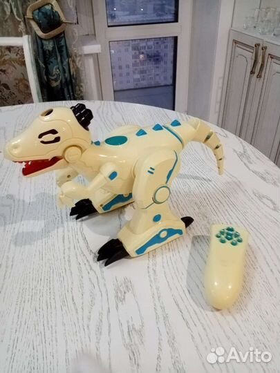 Интерактивная игрушка динозавр, практически новая