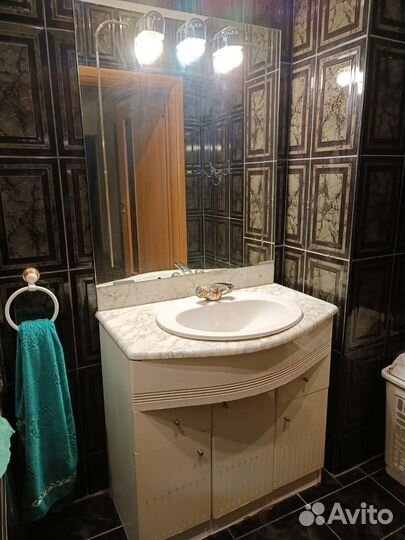 Раковина в ванную с зеркалом и подсветкой