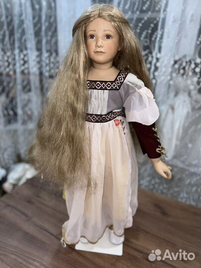 Коллекционная фарфоровая кукла