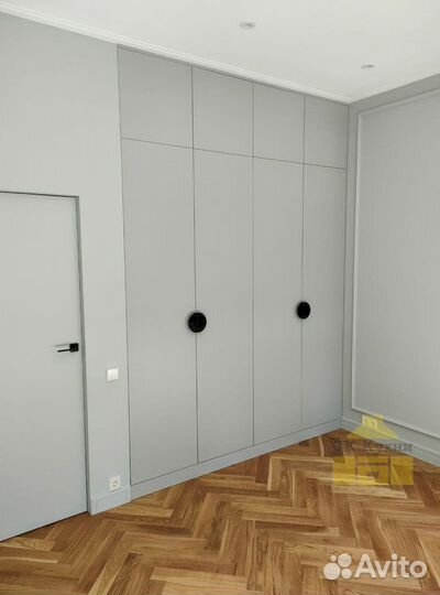 Книжный шкаф