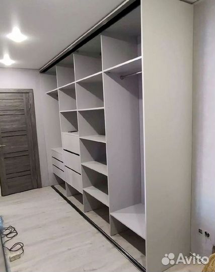 Современный шкаф в прихожую под ключ