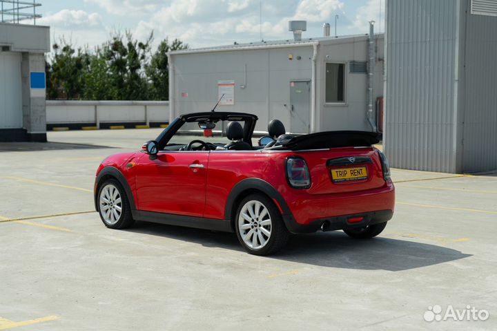 Аренда ярко-красного Mini Cabrio 2019г