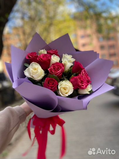 Букет из 15 белых и малиновых роз 40 см