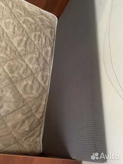 Покрывало на изоловье кровати