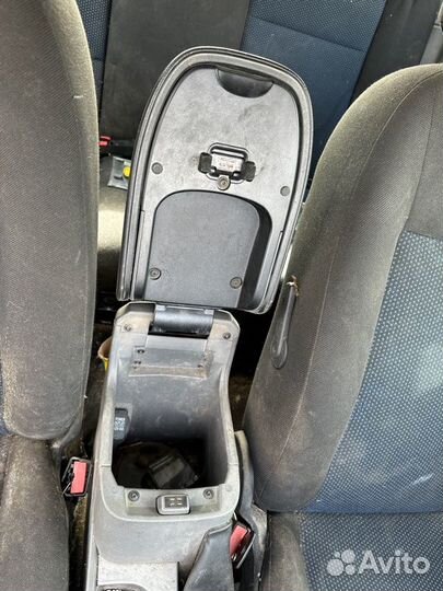 Подлокотник Ford Focus 2 хетчбек 1.6 shdb 2008