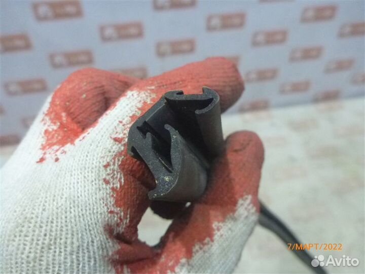 Уплотнительная резинка стекла задняя левая Honda