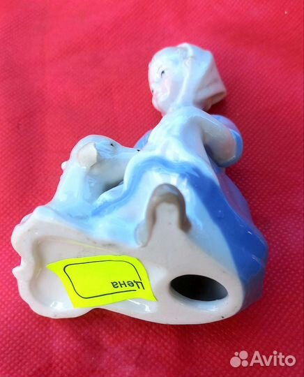 Фарфоровая фигурка 