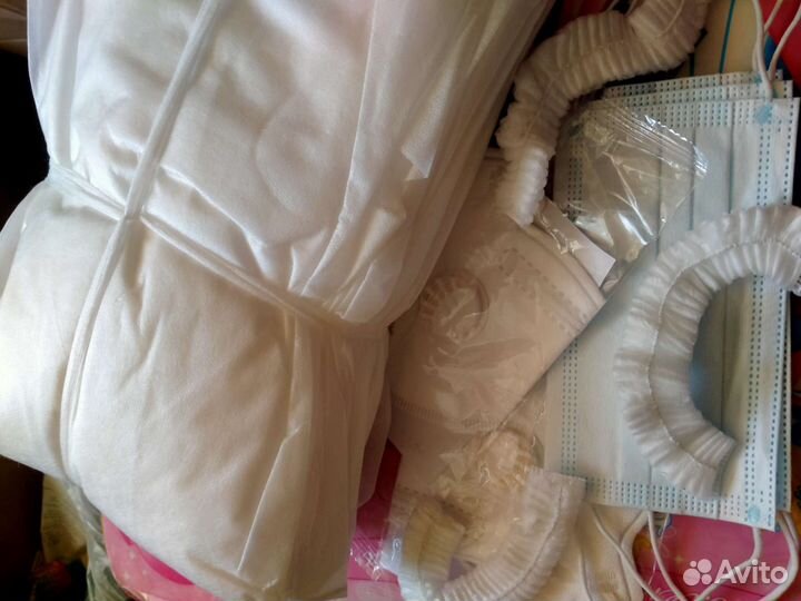 Одноразовые халаты, маски с клапаном