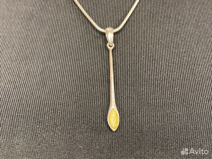 Серебряная подвеска с янтарем медового цвета