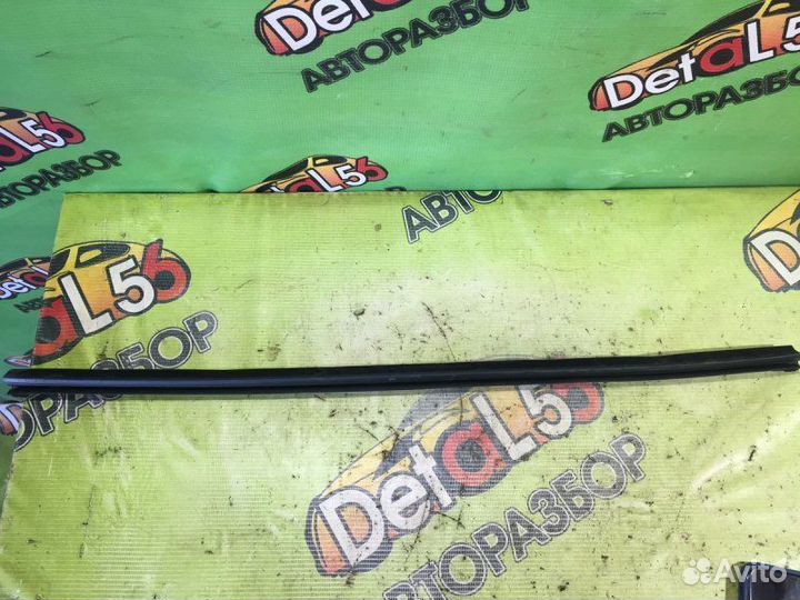 Уплотнитель стекла задний левый Kia Rio 3