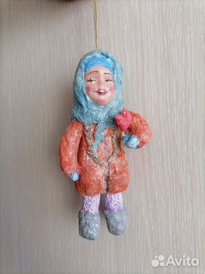 Ватная игрушка Девочка с петушком