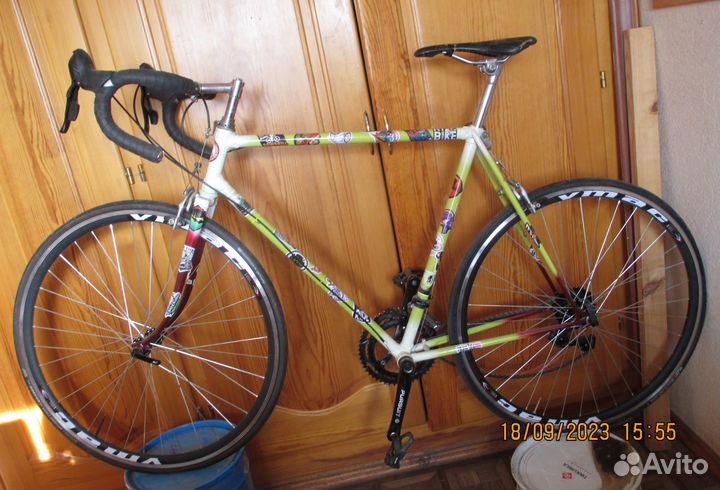 Спортивный шоссейный велосипед