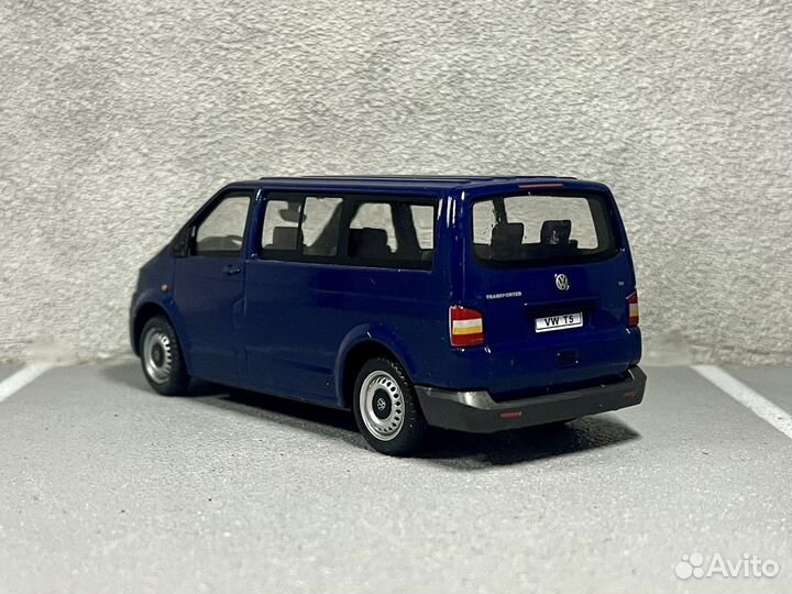 Коллекционная модель VW Transporter T5 1:43