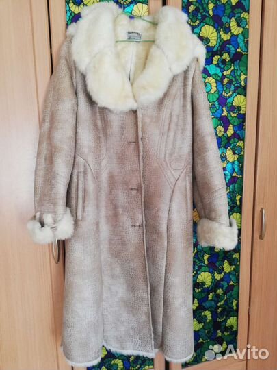 Отдам женскую верхнюю одежду - пальто и дубленку