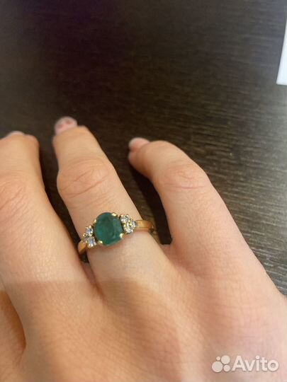 Золотое кольцо с изумрудом и бриллиантами