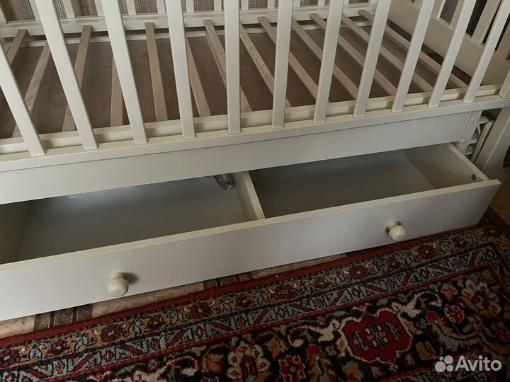 Детская кроватка с маятником