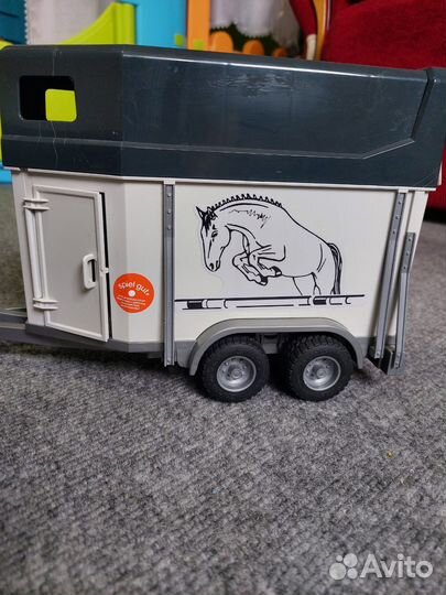 Bruder внедорожник и прицеп-коневозка
