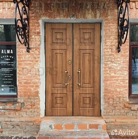 Двустворчатая входная дверь массив дерева