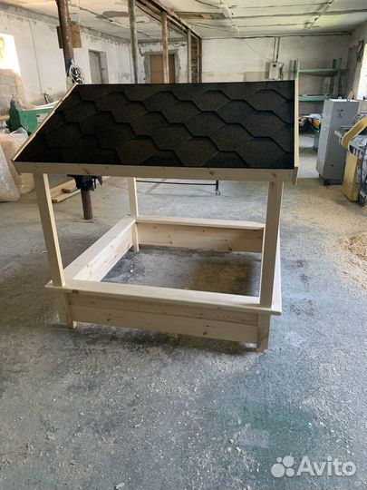 Песочница с крышей