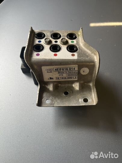 Блок клапанов пневмоподвески Audi A8 D3