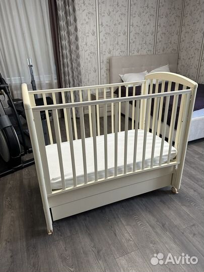Детская кроватка с продольным маятником