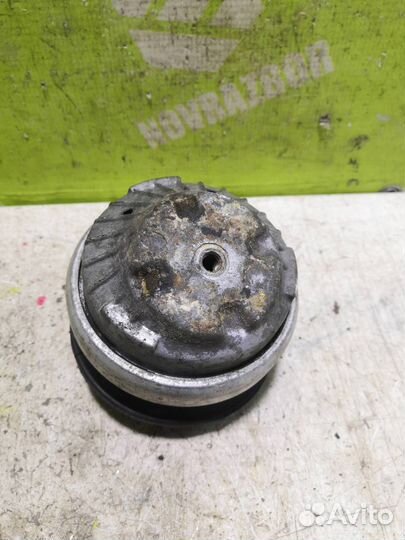 Опора двигателя Мерседес Бенз 210 Е-класс