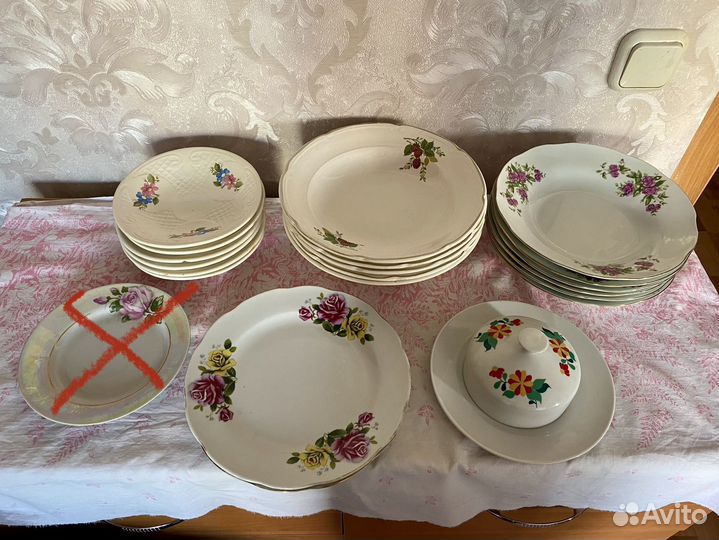 Посуда Для Кухни Тарелки Разного Типа И Масленка