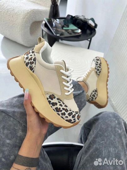 Кроссовки женские