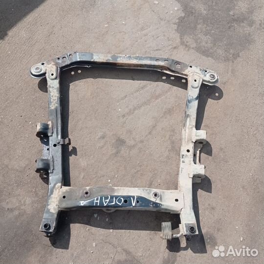 Передний подрамник балка подмоторная Рено логан 1