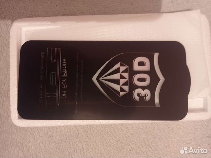 Защитное стекло на iPhone 14 pro