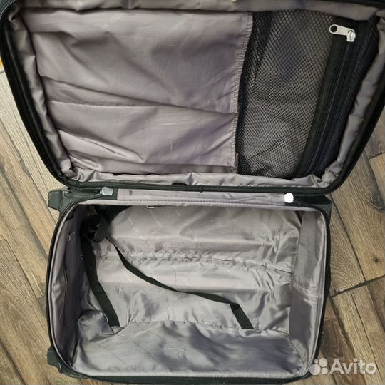 Чемодан полностью рабочий (внешний дефект)