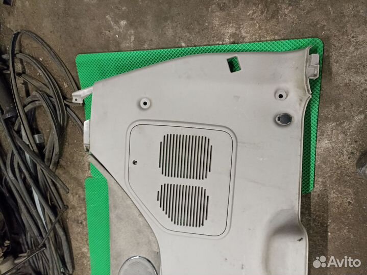 Обшивка багажника правая Kia Carnival 2002-2006