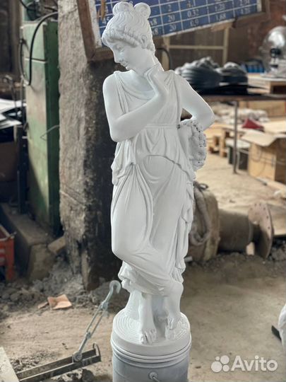 Скульптура из бетона Муза
