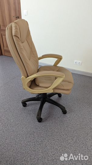 Офисная мебель (стулья, столы, шкаф, комод)