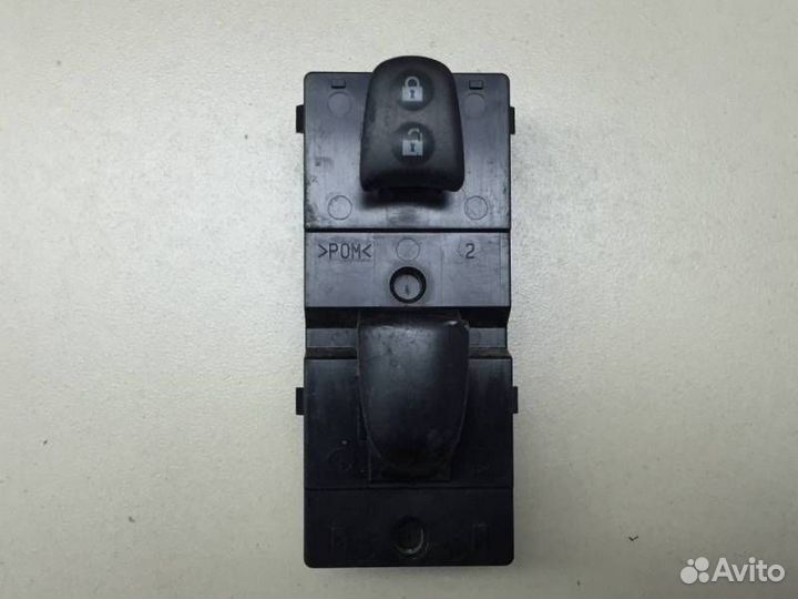 Кнопка стеклоподъемника Nissan Juke F15 2011