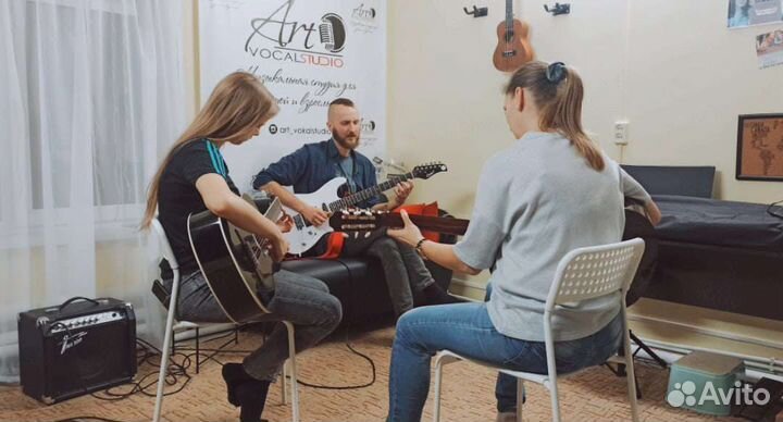 Вокал, Гитара, Фортепиано, Укулеле, Рисование