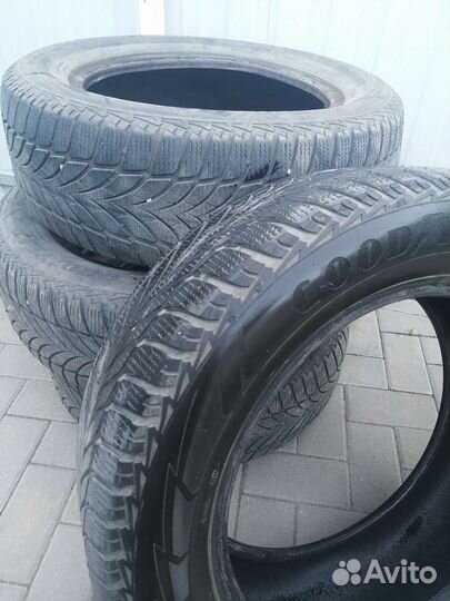 Goodyear UltraGrip Ice 2 215/60 R16 99T