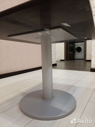 Стол из кварцевого агломерата