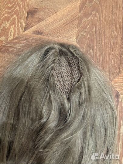 Волосы на заколках русые