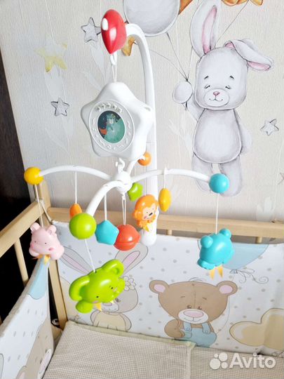 Мобиль с проектором изображ и безопасным кронштейн